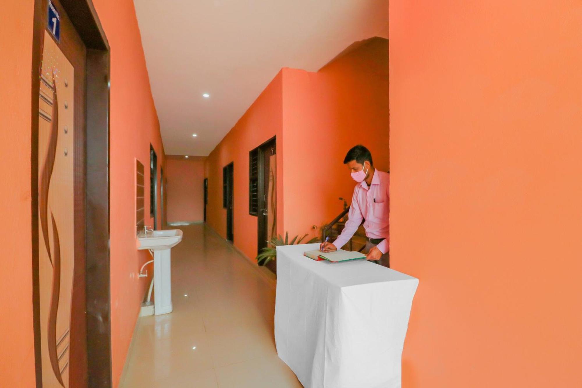 Hotel O Bhardwaj Guest House Garhi Harsaru Extérieur photo